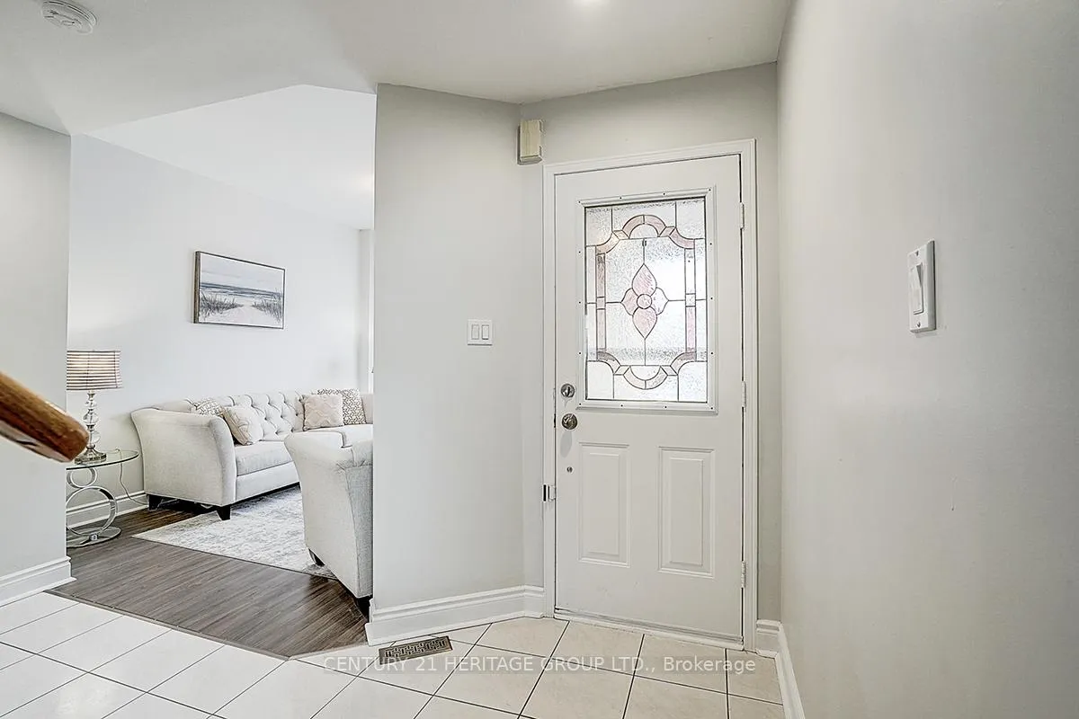Photo 7 of 110 Dunoon Drive, Vaughan, Maple — HOMEH