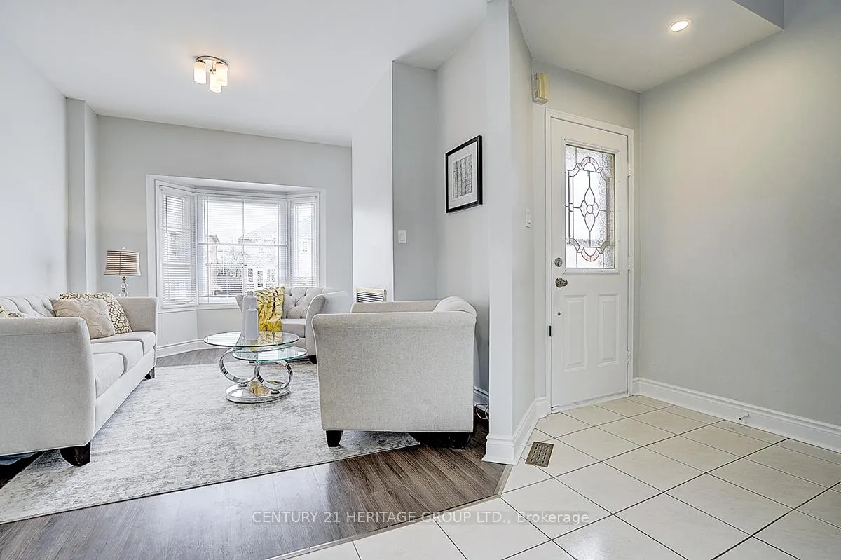 Photo 8 of 110 Dunoon Drive, Vaughan, Maple — HOMEH