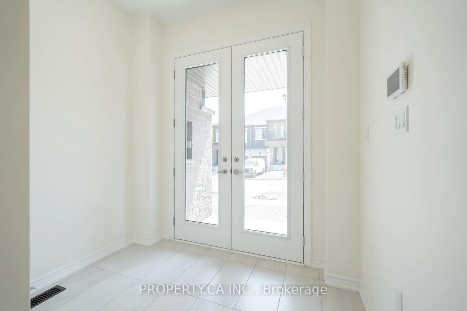 Photo 3 of 52 Rumi Court, Vaughan, Patterson — HOMEH