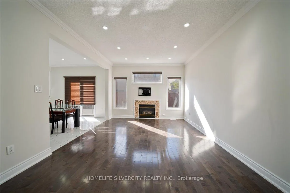Photo 10 of 6 Bentgrass Lane, Brampton, Snelgrove — HOMEH