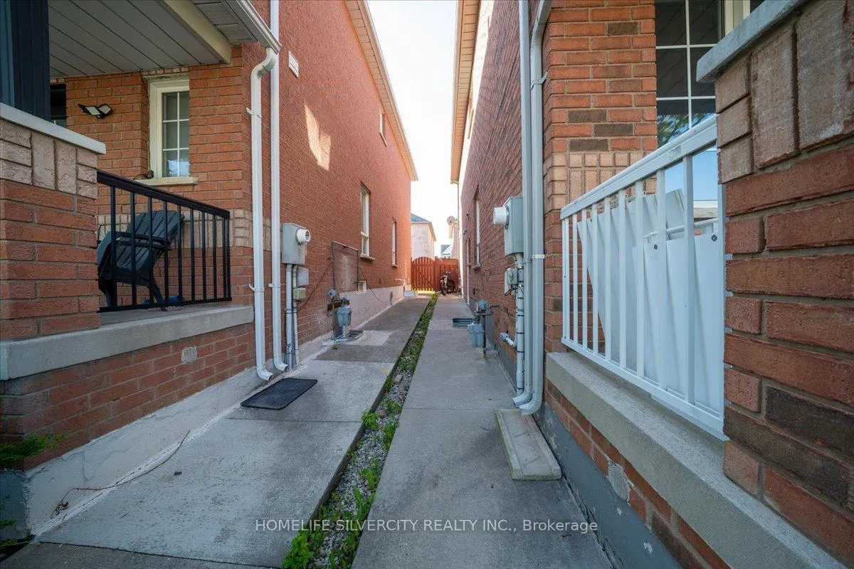 Photo 33 of 6 Bentgrass Lane, Brampton, Snelgrove — HOMEH