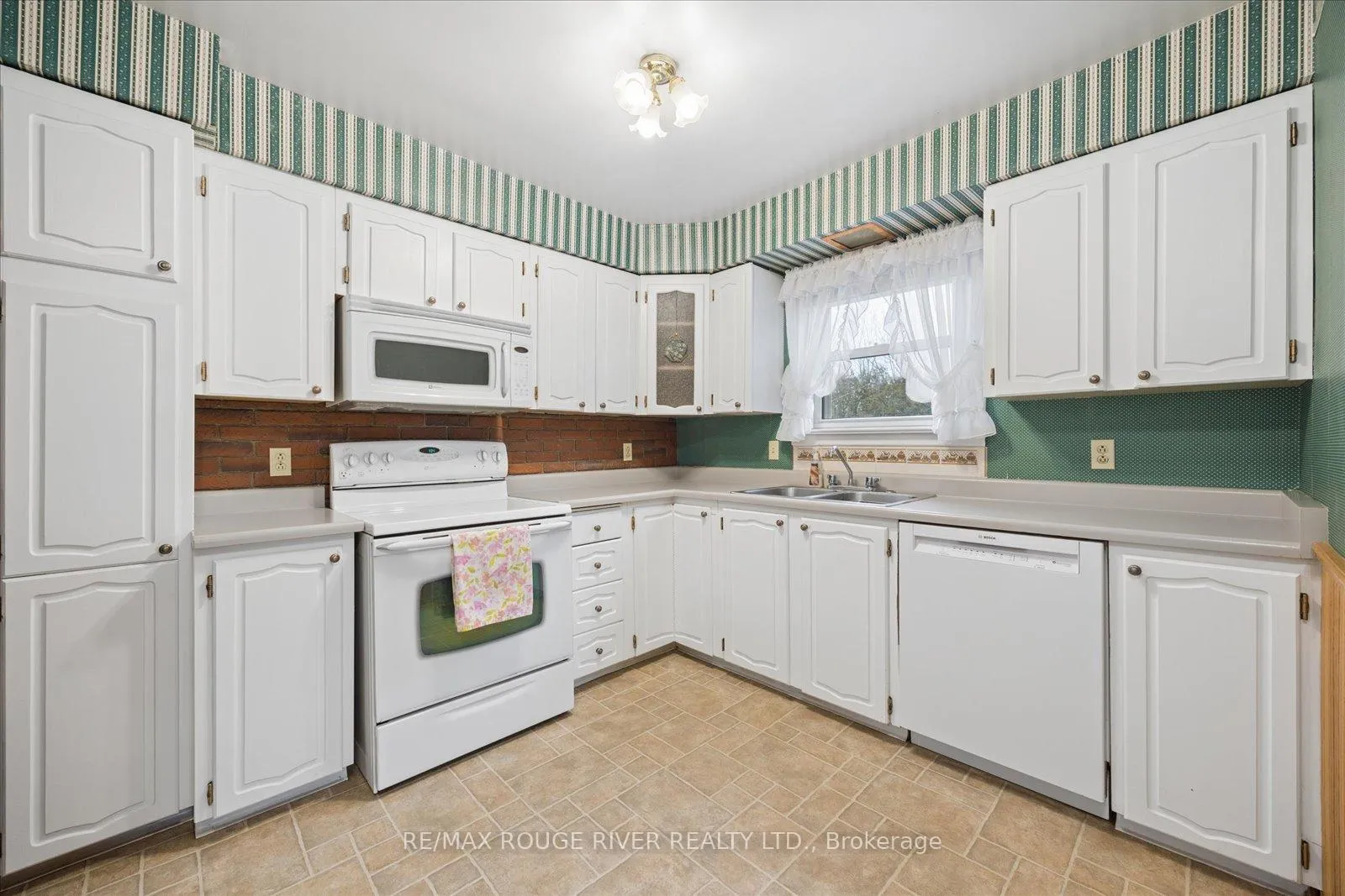 Photo 17 of 510 Dunkirk Avenue, Oshawa, Central — HOMEH