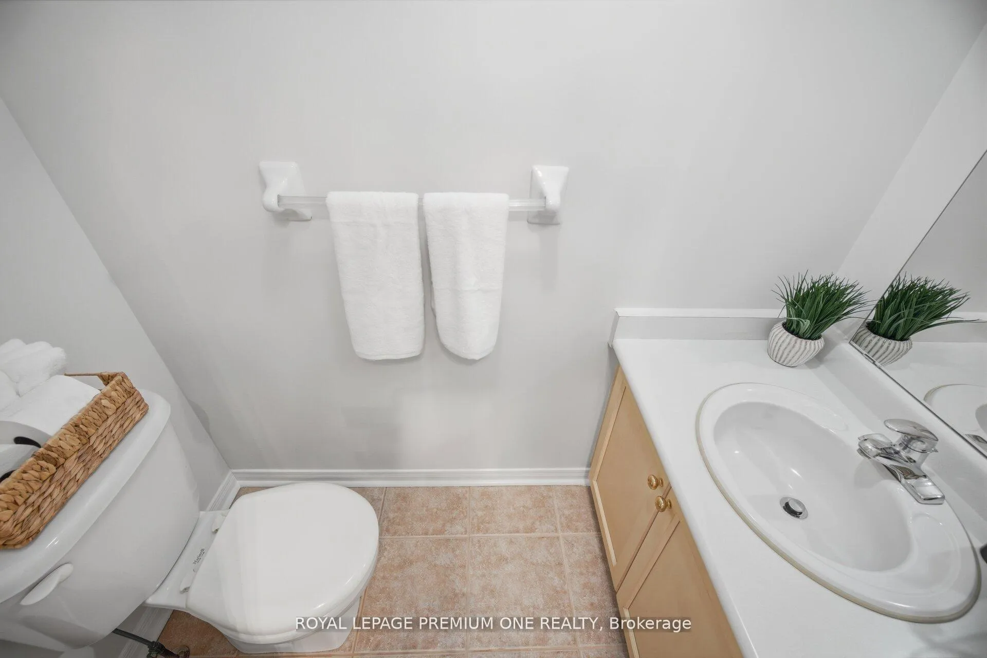 Photo 18 of 64 Mare Crescent, Etobicoke, West Humber-Clairville — HOMEH