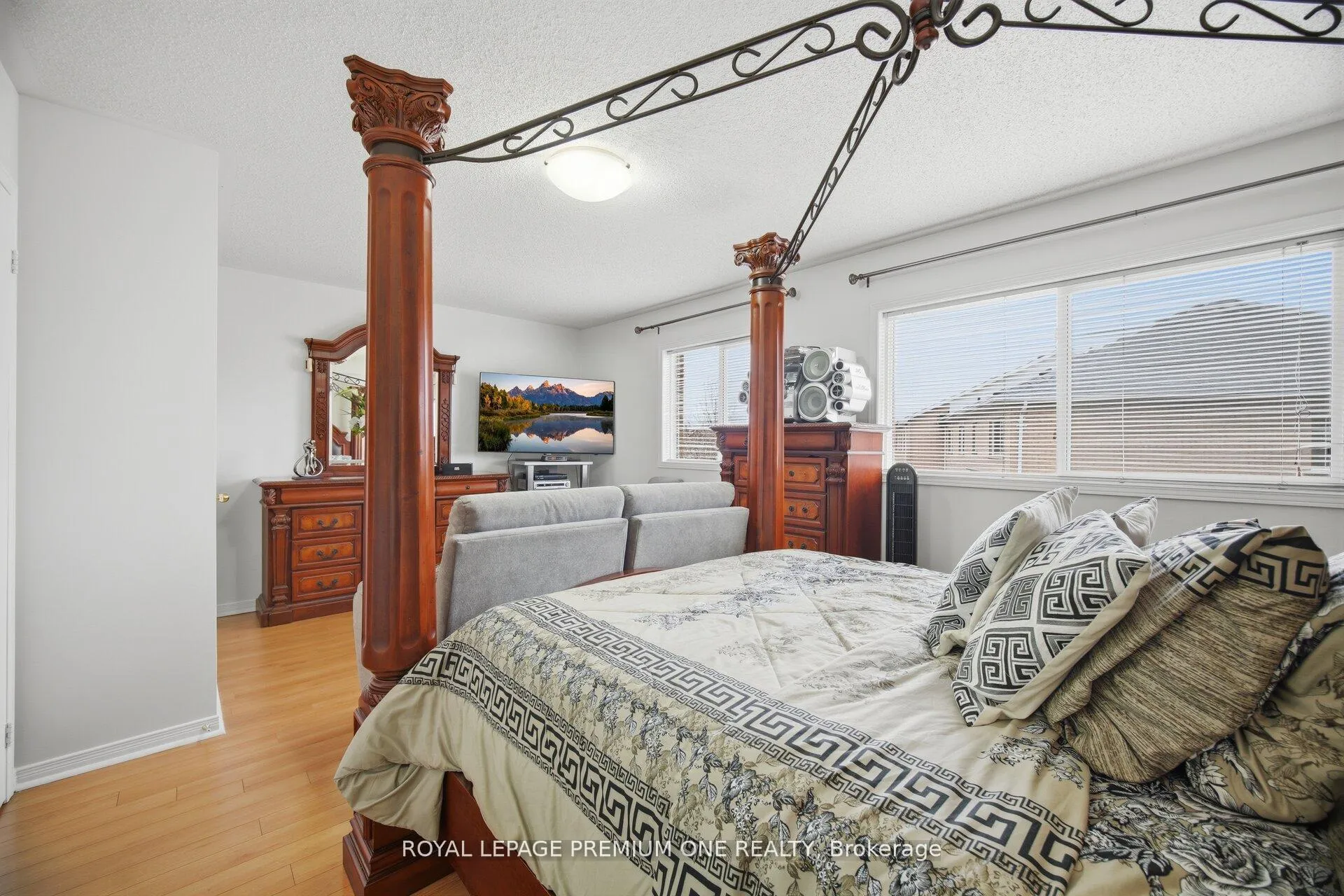 Photo 23 of 64 Mare Crescent, Etobicoke, West Humber-Clairville — HOMEH
