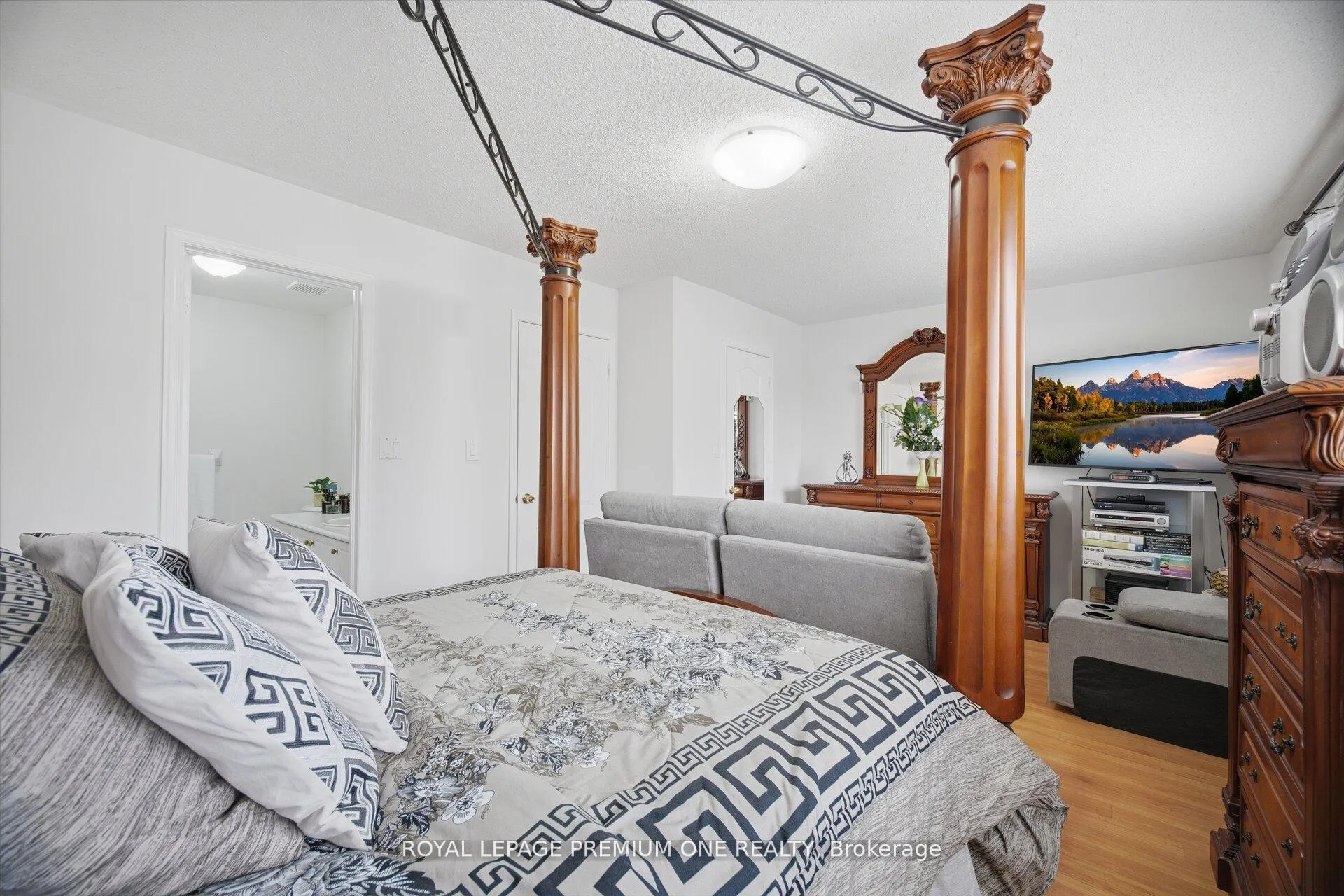 Photo 24 of 64 Mare Crescent, Etobicoke, West Humber-Clairville — HOMEH