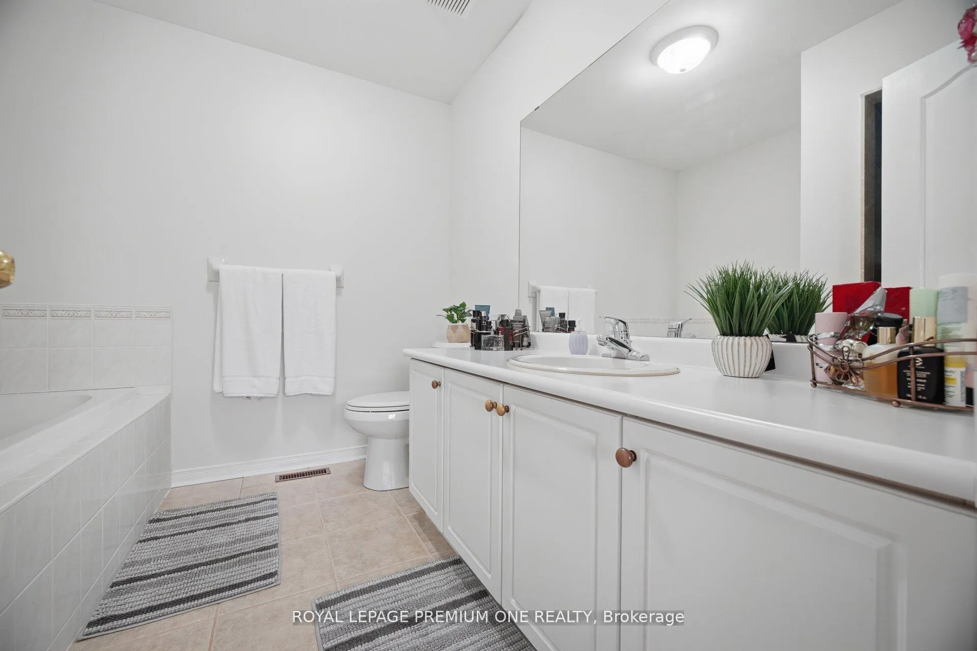 Photo 25 of 64 Mare Crescent, Etobicoke, West Humber-Clairville — HOMEH