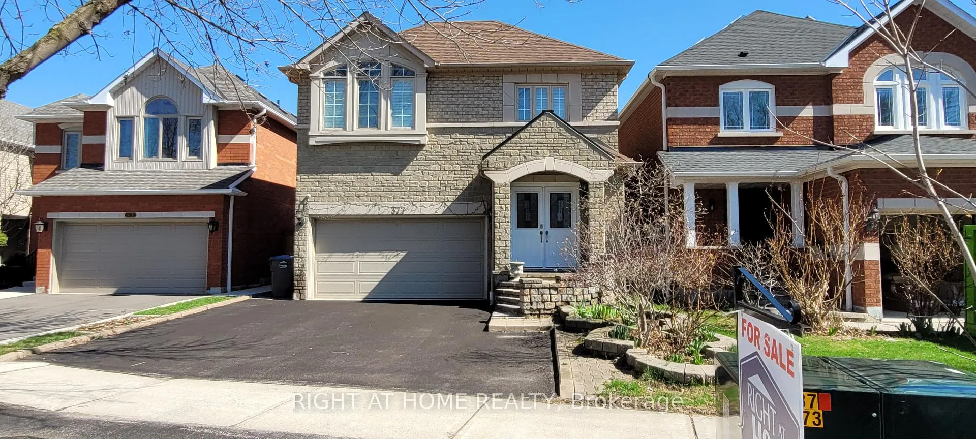 Front of 377 Turnberry Crescent