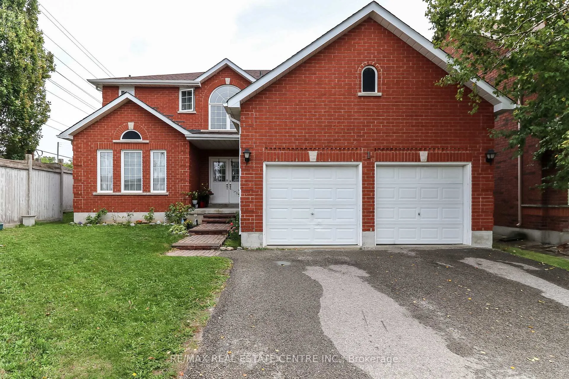 Photo 2 of 1 Sandringham Drive, Barrie, Innis-Shore — HOMEH