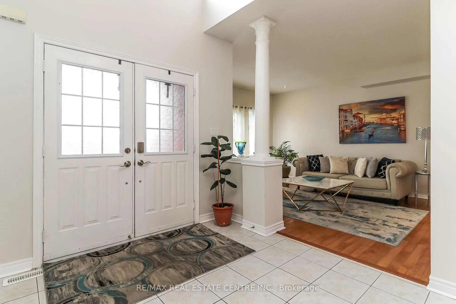 Photo 3 of 1 Sandringham Drive, Barrie, Innis-Shore — HOMEH