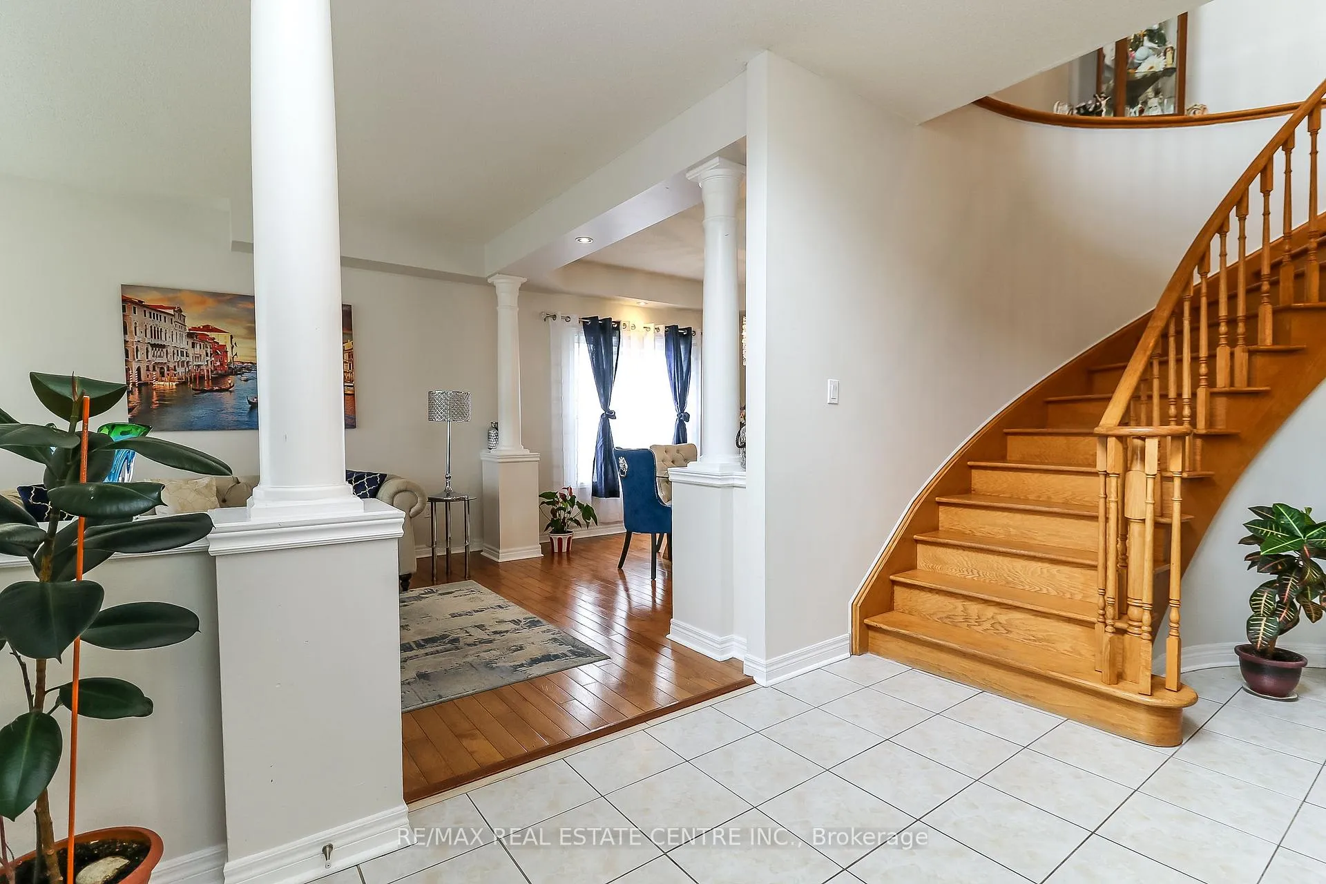 Photo 4 of 1 Sandringham Drive, Barrie, Innis-Shore — HOMEH