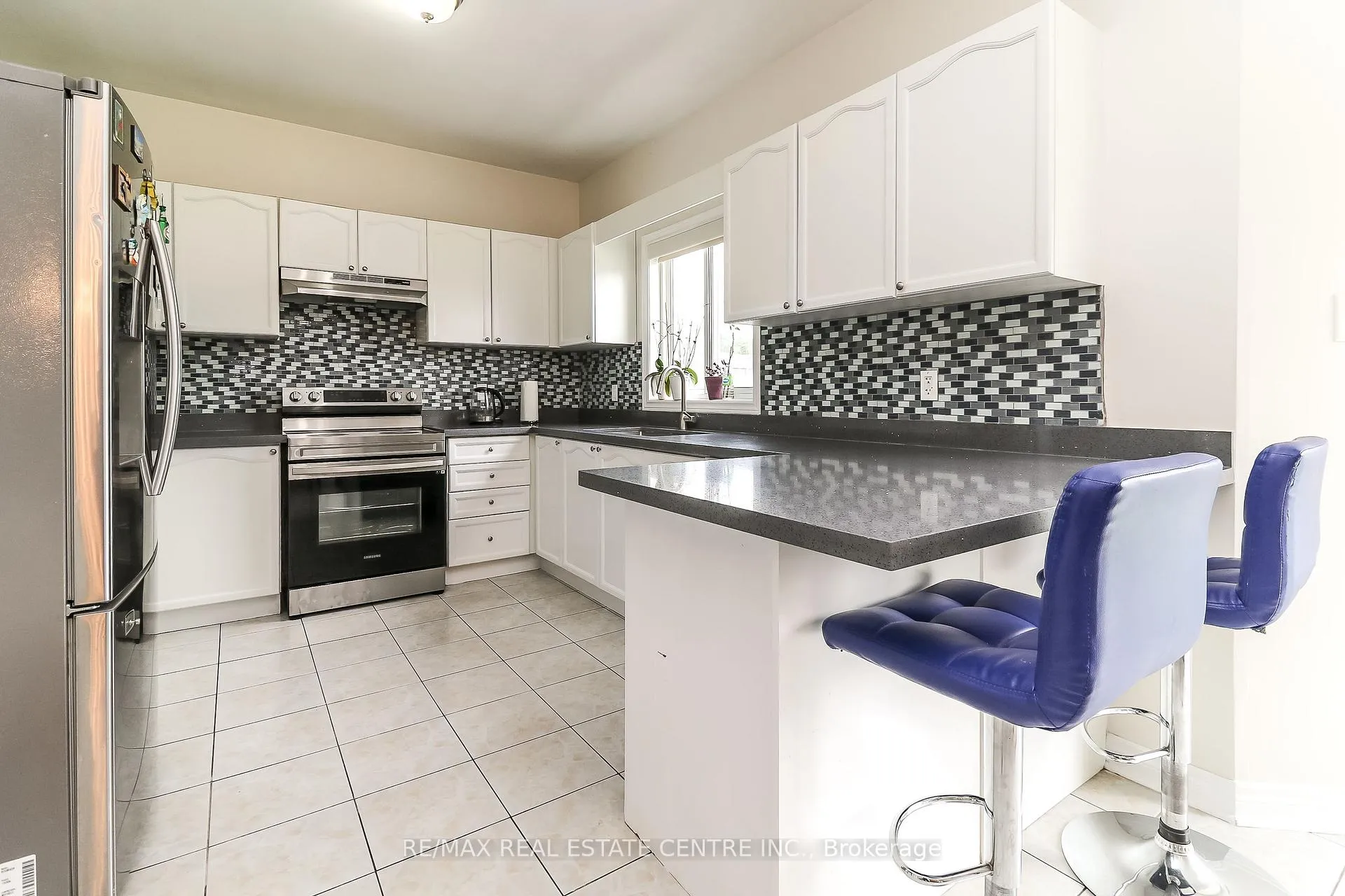 Photo 10 of 1 Sandringham Drive, Barrie, Innis-Shore — HOMEH