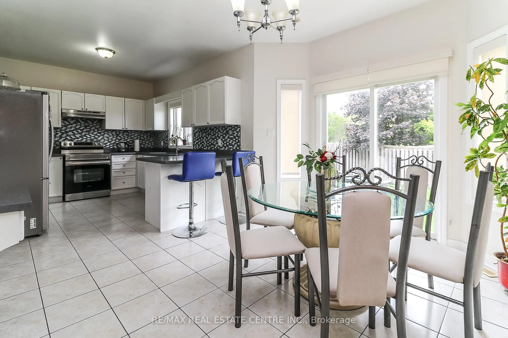 Photo 15 of 1 Sandringham Drive, Barrie, Innis-Shore — HOMEH
