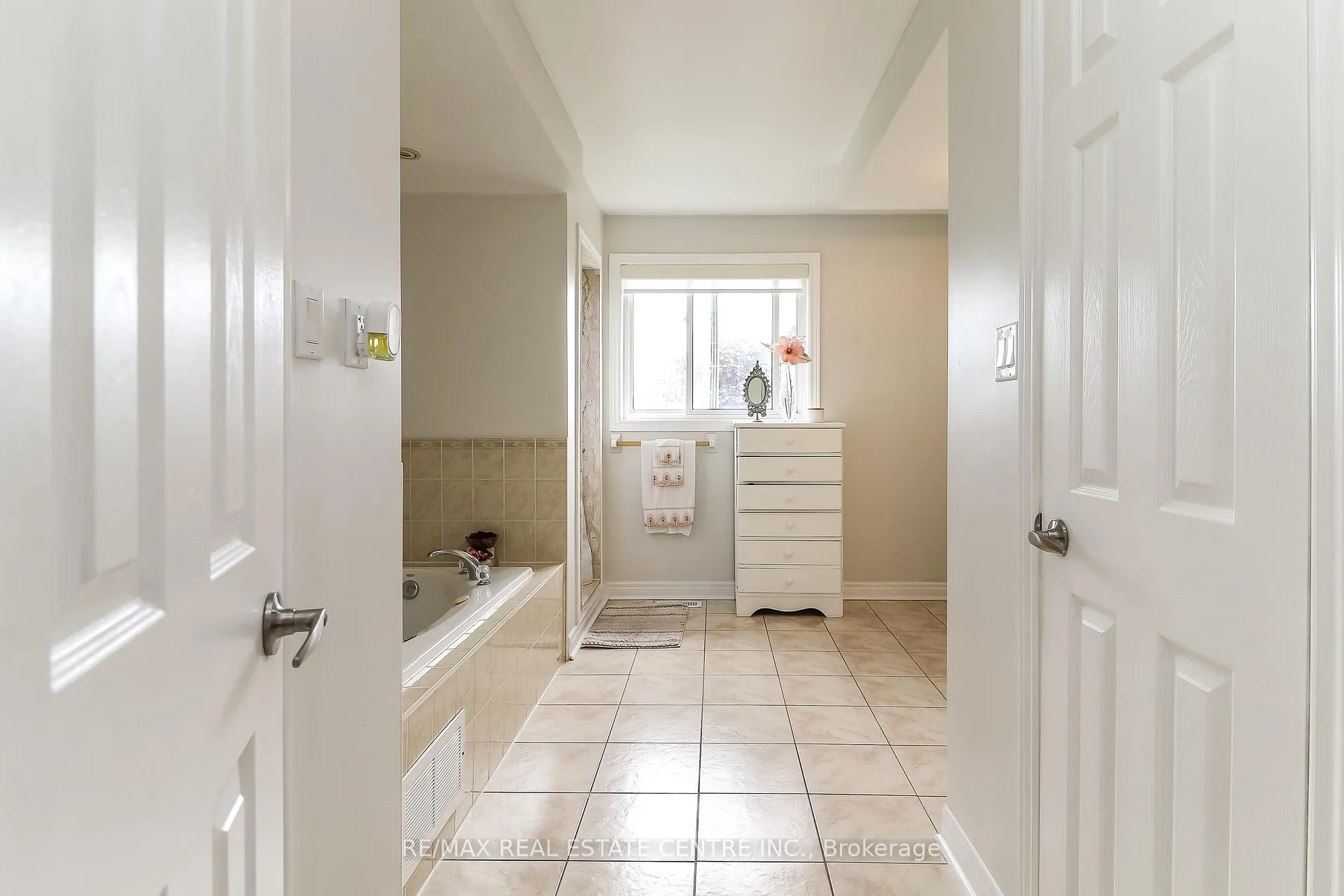 Photo 29 of 1 Sandringham Drive, Barrie, Innis-Shore — HOMEH