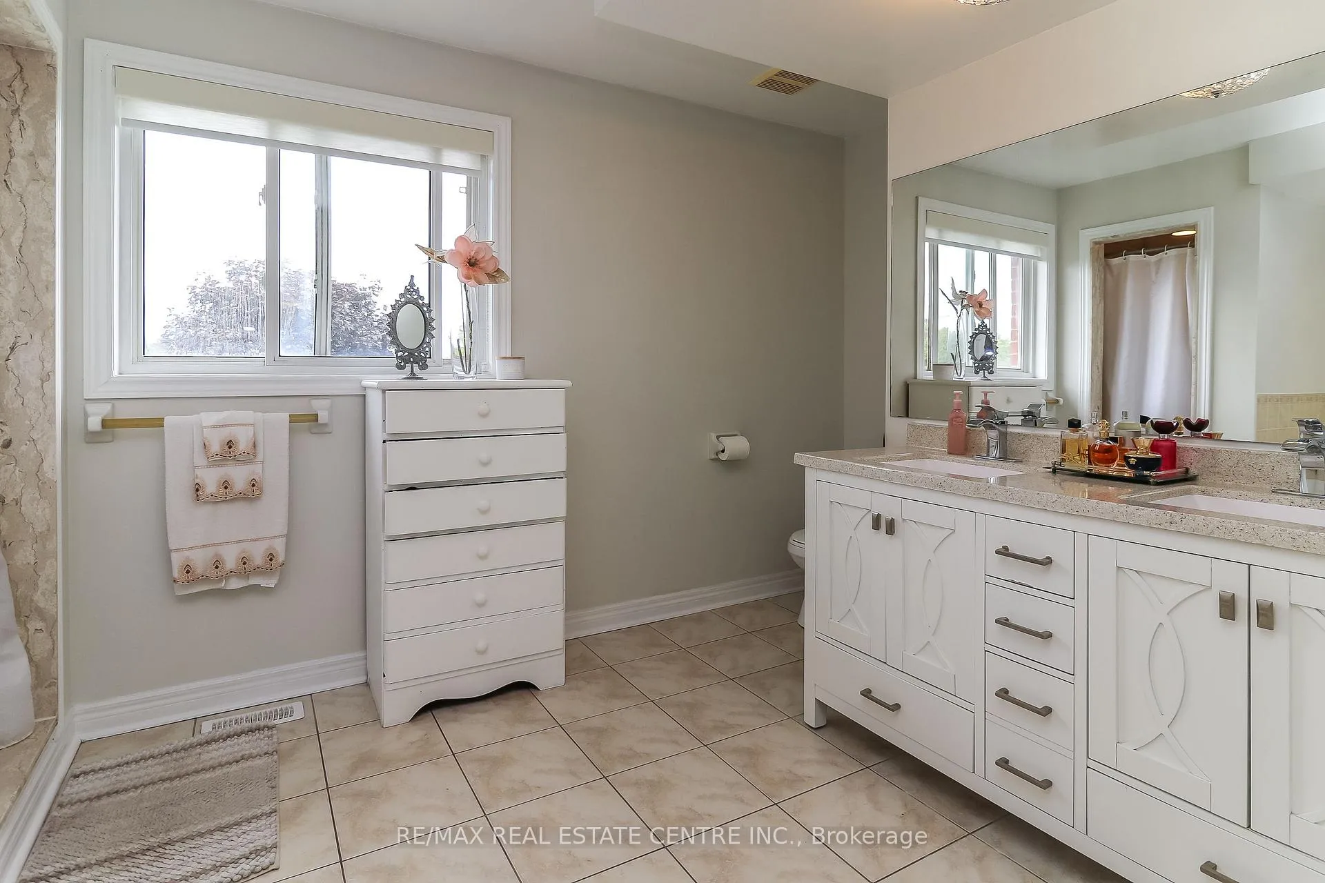 Photo 30 of 1 Sandringham Drive, Barrie, Innis-Shore — HOMEH