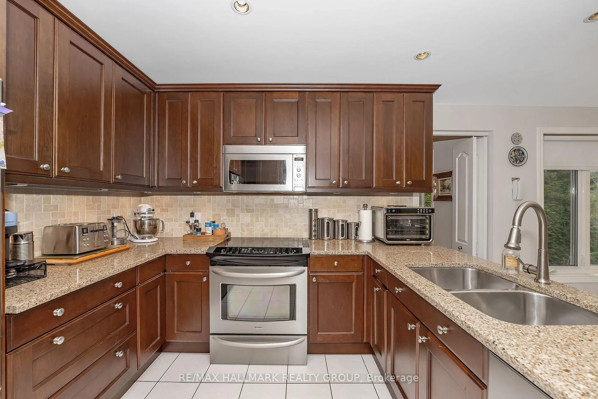 Photo 12 of 1850 Thornecrest Street, Ottawa, Chapel Hill — HOMEH