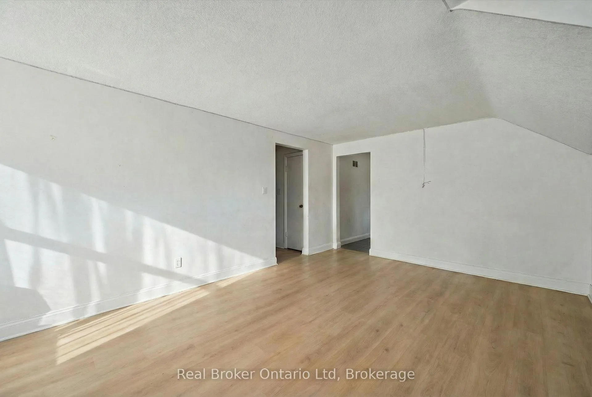 Photo 5 of Unit Upper, 68 Highland Road W, Kitchener, Victoria Park — HOMEH