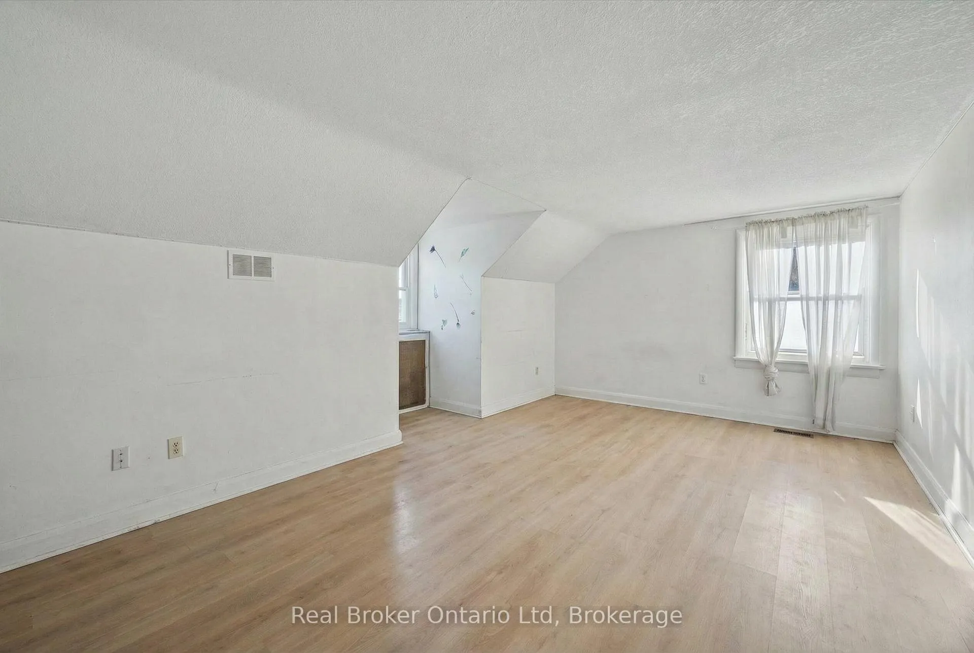 Photo 6 of Unit Upper, 68 Highland Road W, Kitchener, Victoria Park — HOMEH