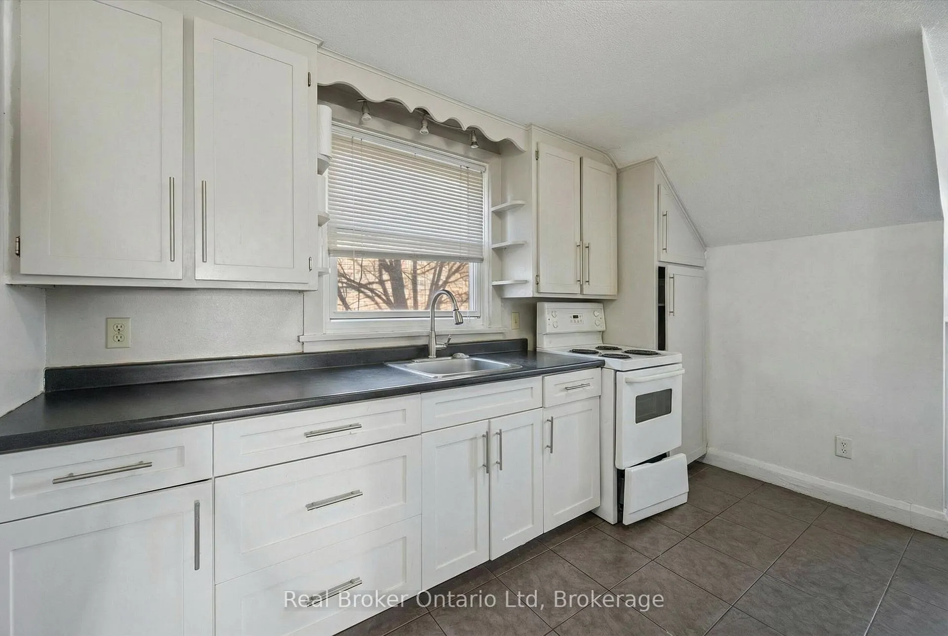 Photo 8 of Unit Upper, 68 Highland Road W, Kitchener, Victoria Park — HOMEH