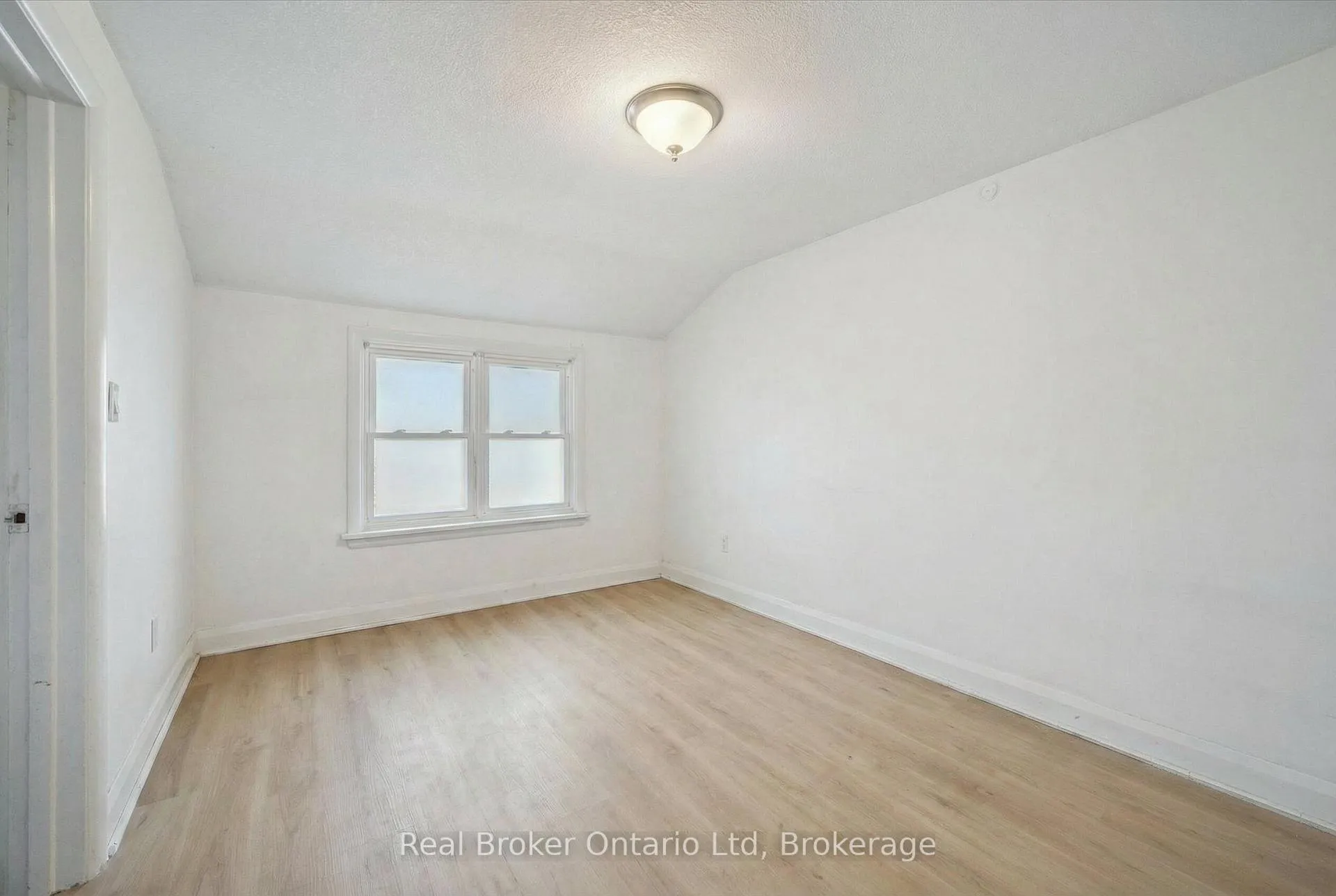 Photo 10 of Unit Upper, 68 Highland Road W, Kitchener, Victoria Park — HOMEH