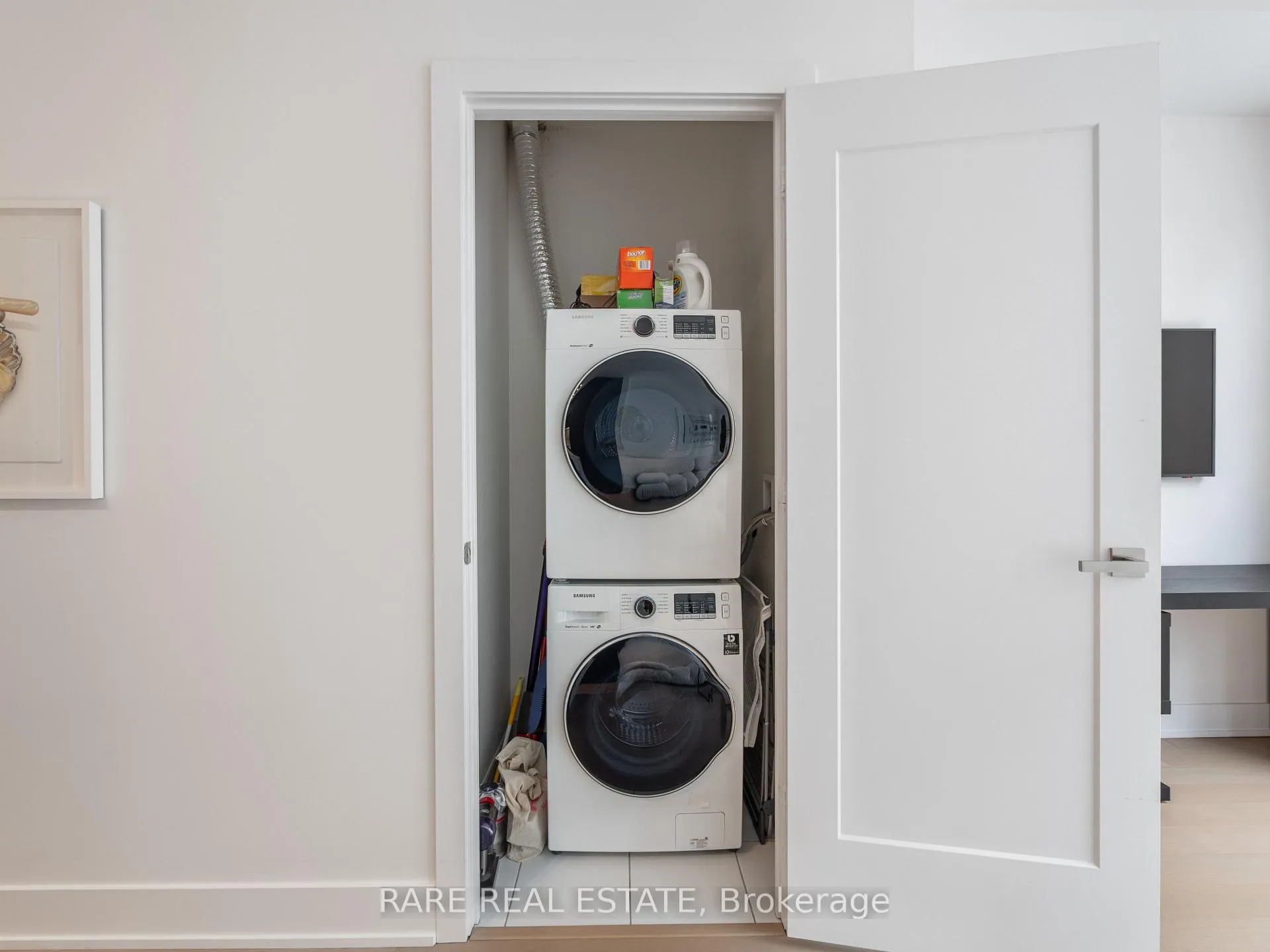 Photo 7 of Unit 209, 6 Jackes Avenue, Toronto, Rosedale-Moore Park — HOMEH