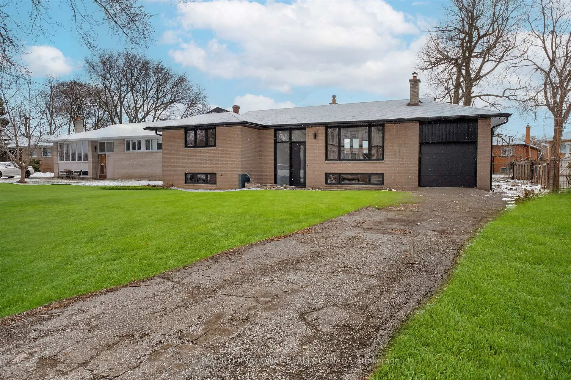 Photo 1 of 33 Lancer Drive, Vaughan, Maple — HOMEH