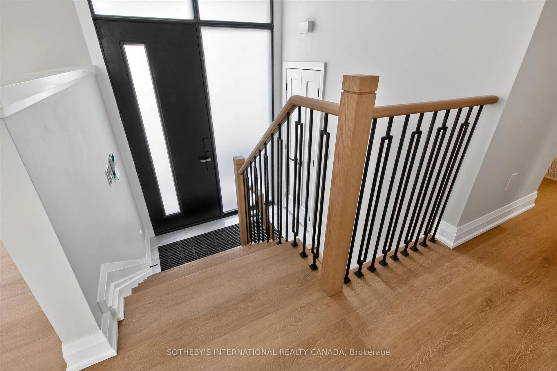 Photo 3 of 33 Lancer Drive, Vaughan, Maple — HOMEH
