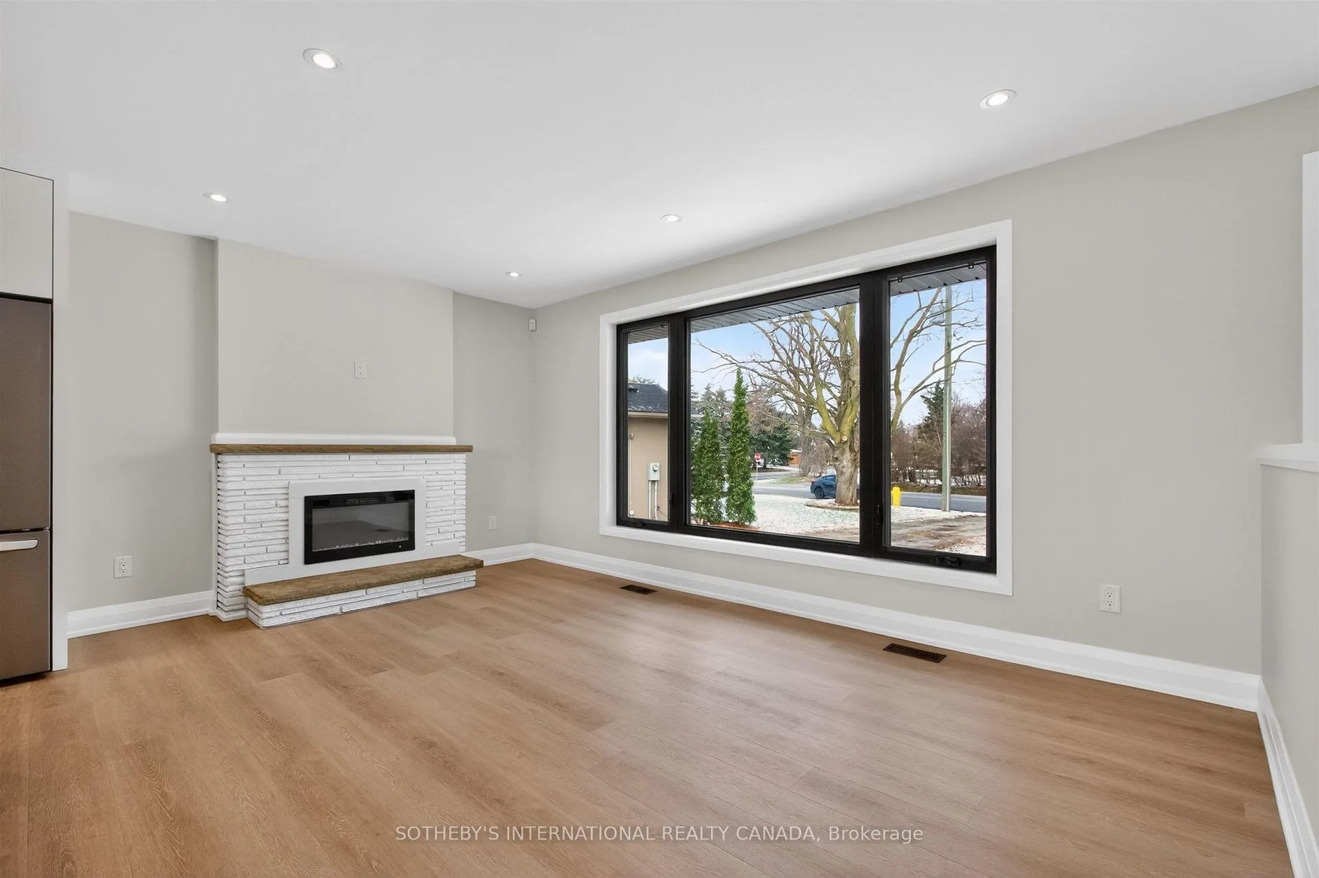 Photo 4 of 33 Lancer Drive, Vaughan, Maple — HOMEH