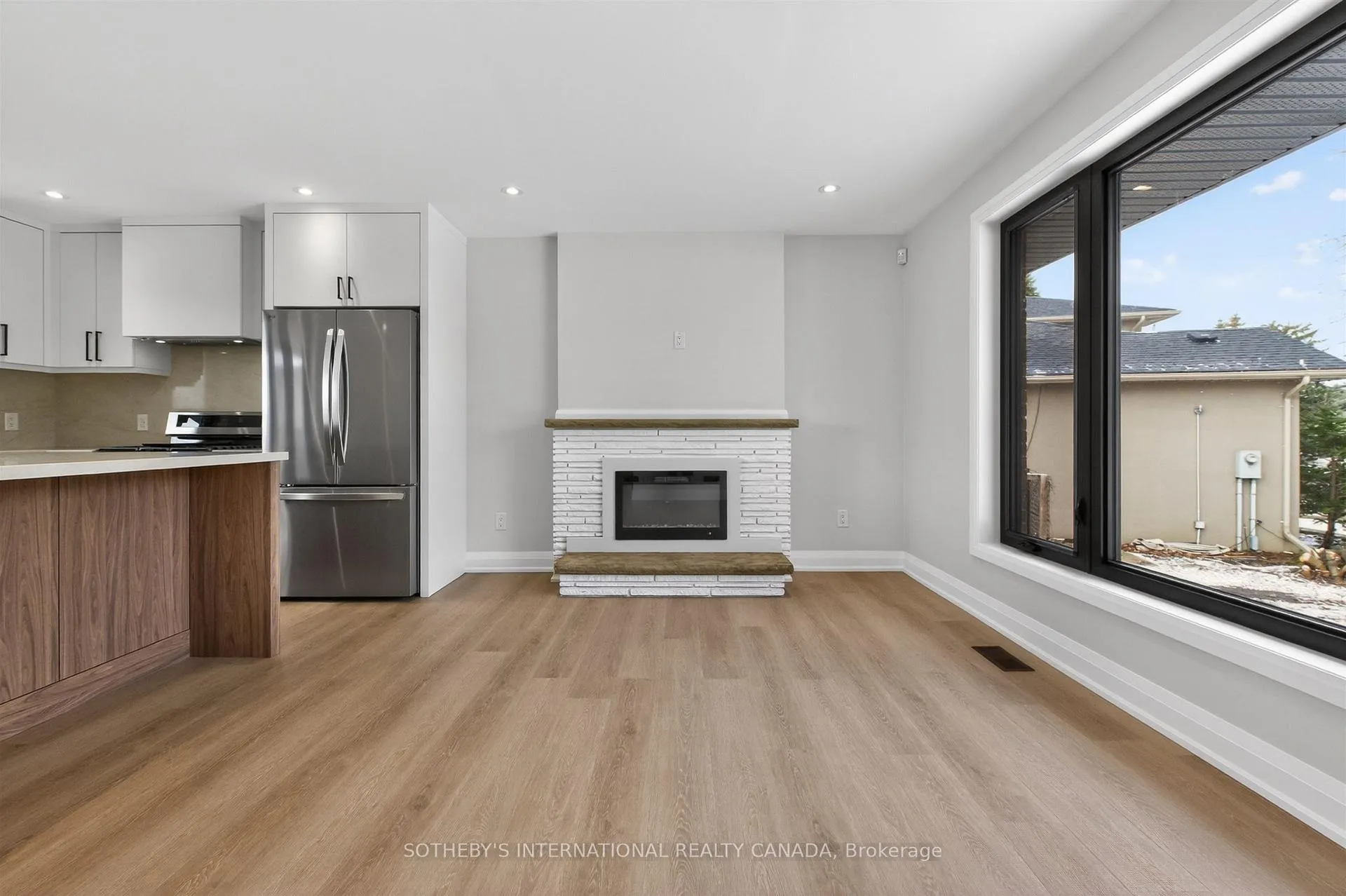 Photo 5 of 33 Lancer Drive, Vaughan, Maple — HOMEH