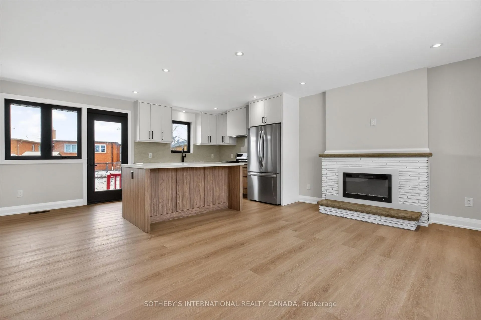 Photo 6 of 33 Lancer Drive, Vaughan, Maple — HOMEH