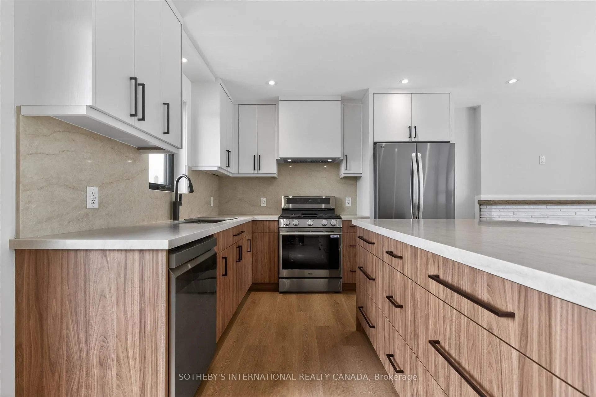 Photo 7 of 33 Lancer Drive, Vaughan, Maple — HOMEH