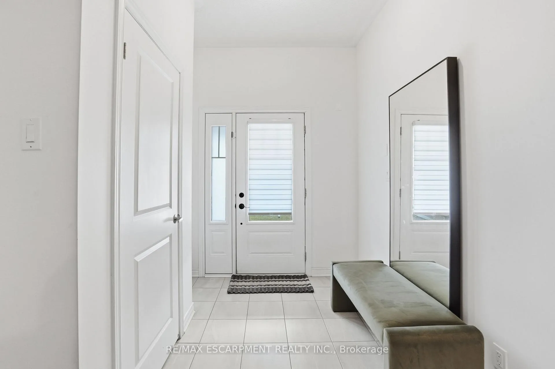 Photo 3 of 48 Harmony Way N, Thorold, Rolling Meadows — HOMEH