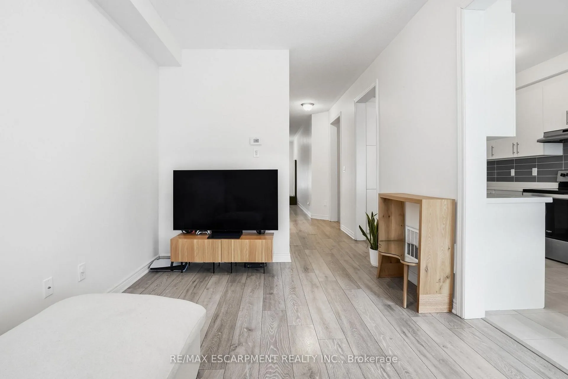 Photo 8 of 48 Harmony Way N, Thorold, Rolling Meadows — HOMEH