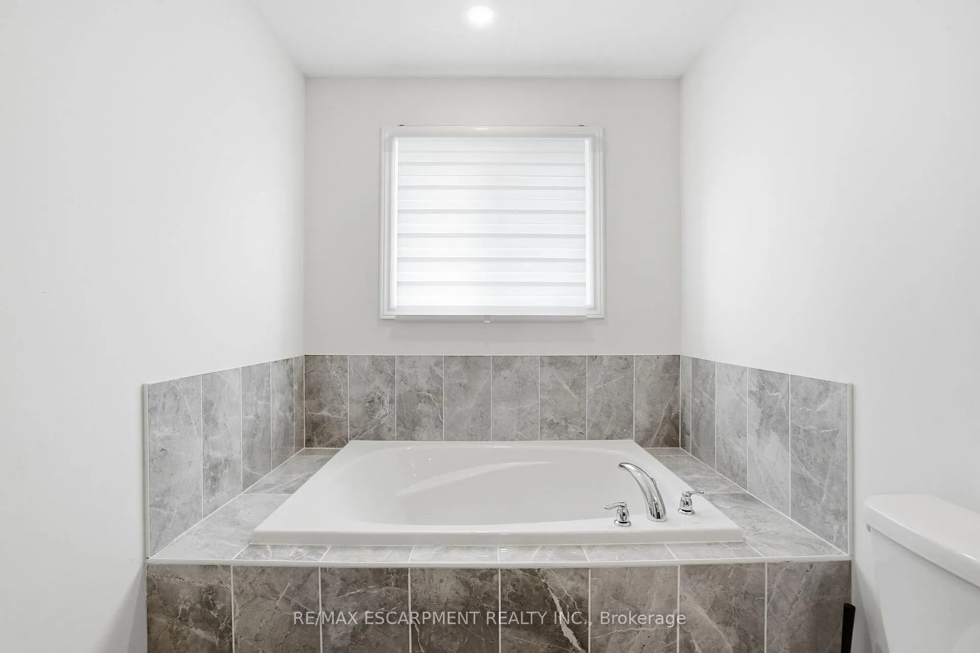 Photo 22 of 48 Harmony Way N, Thorold, Rolling Meadows — HOMEH