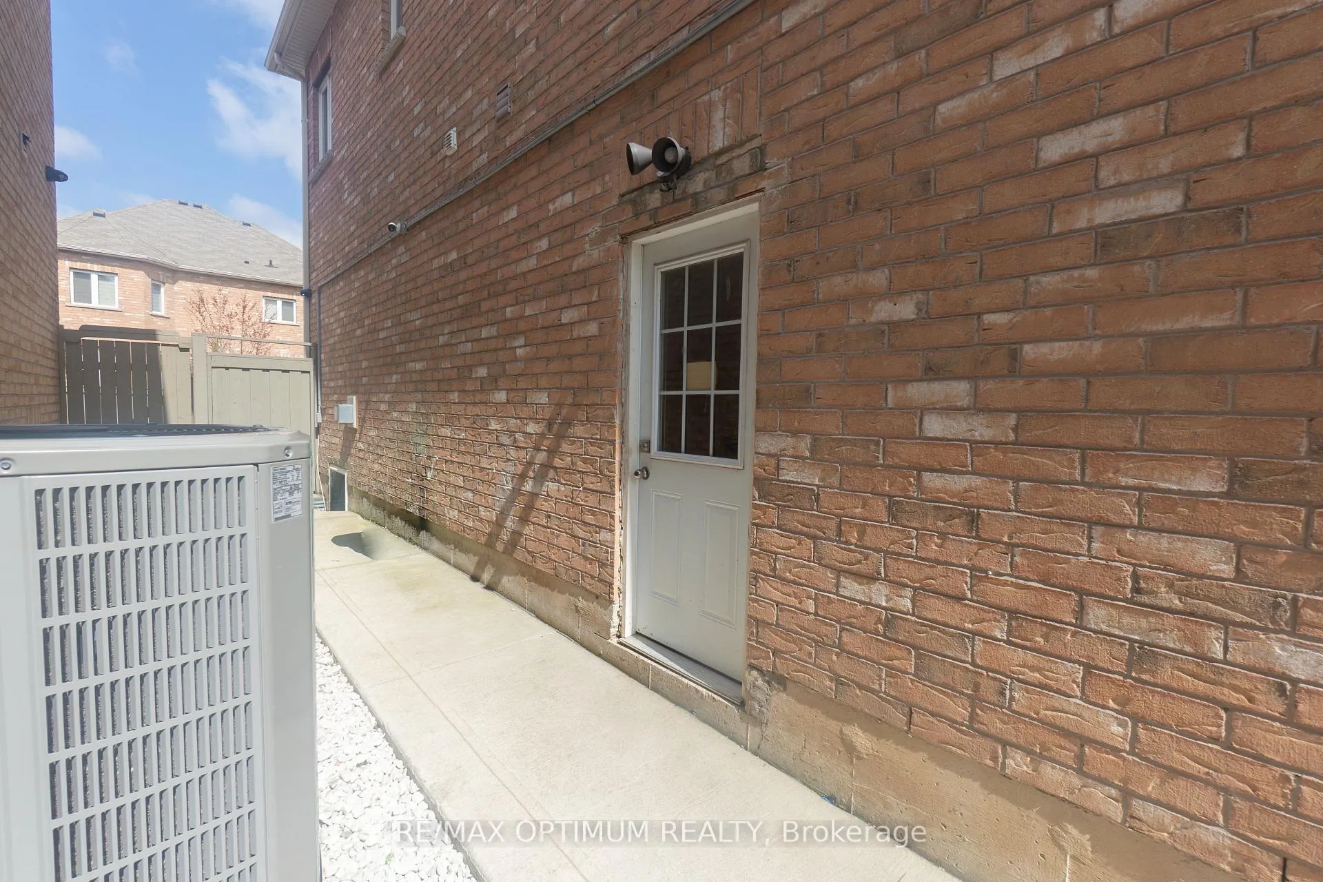 Photo 3 of Unit Basement, 3 Lampman Crescent, Brampton, Credit Valley — HOMEH