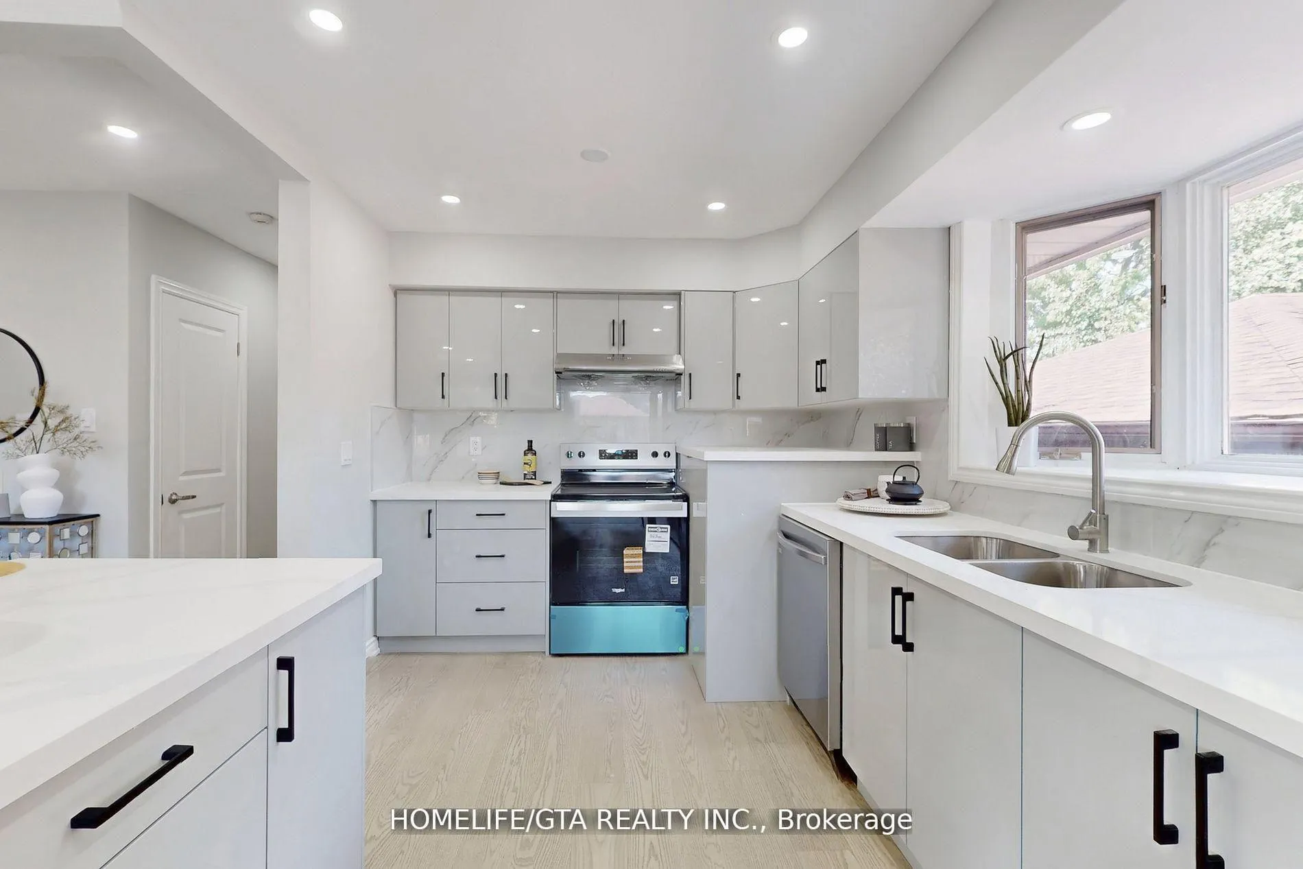 Photo 10 of 16 Woolwick Drive, Scarborough, Woburn — HOMEH