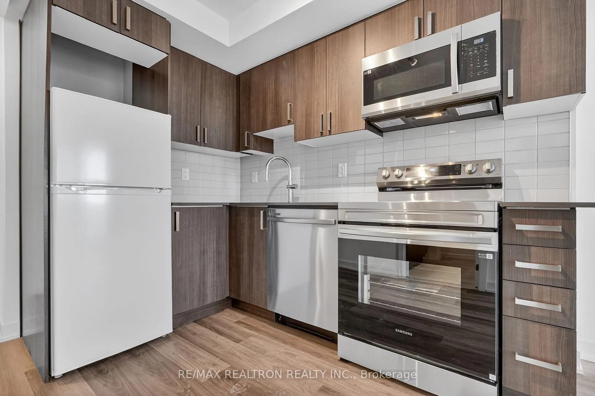 Photo 11 of Unit 2401, 1010 Sandy Beach Road, Pickering, Bay Ridges — HOMEH