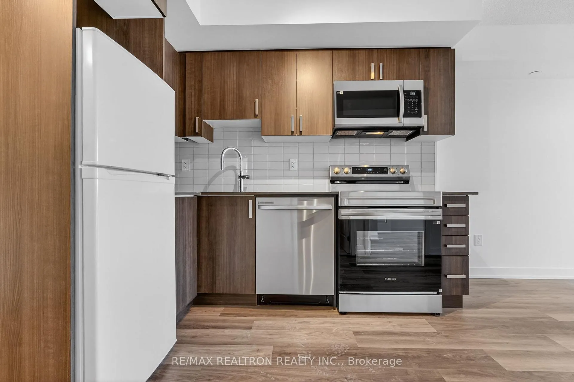Photo 12 of Unit 2401, 1010 Sandy Beach Road, Pickering, Bay Ridges — HOMEH