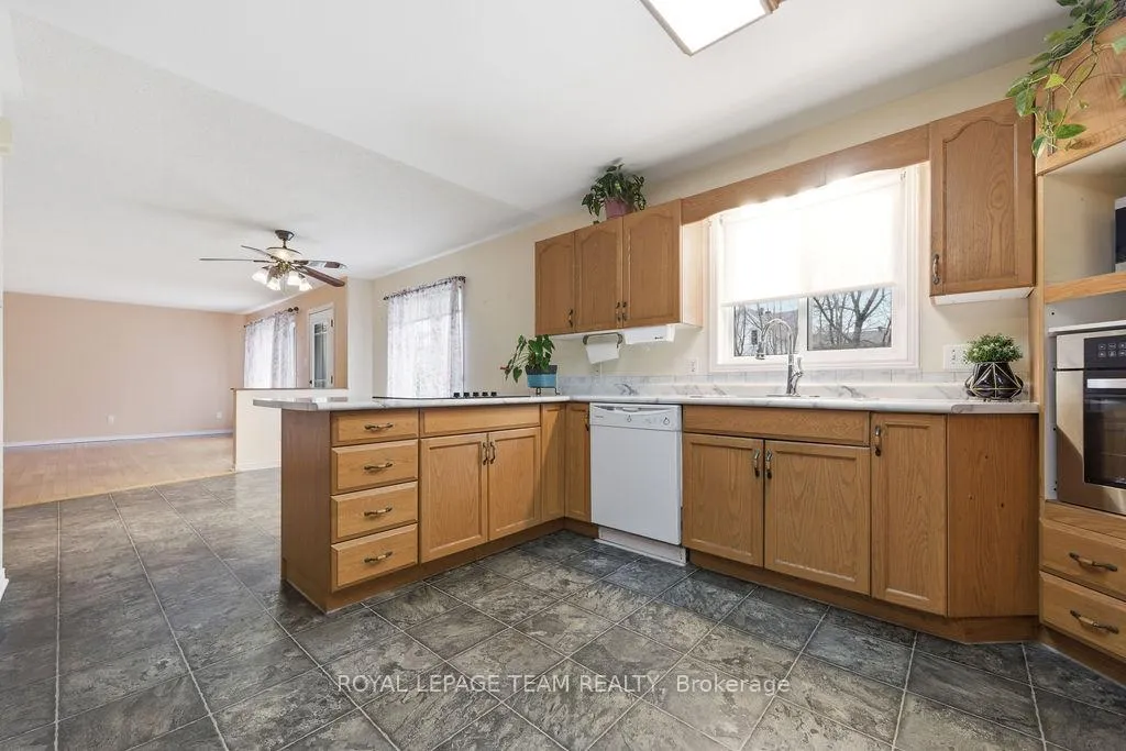 Photo 10 of 40 Pine Avenue, Renfrew — HOMEH