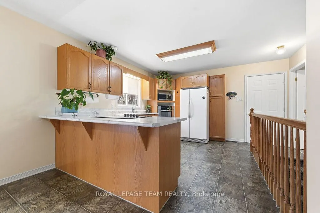 Photo 11 of 40 Pine Avenue, Renfrew — HOMEH