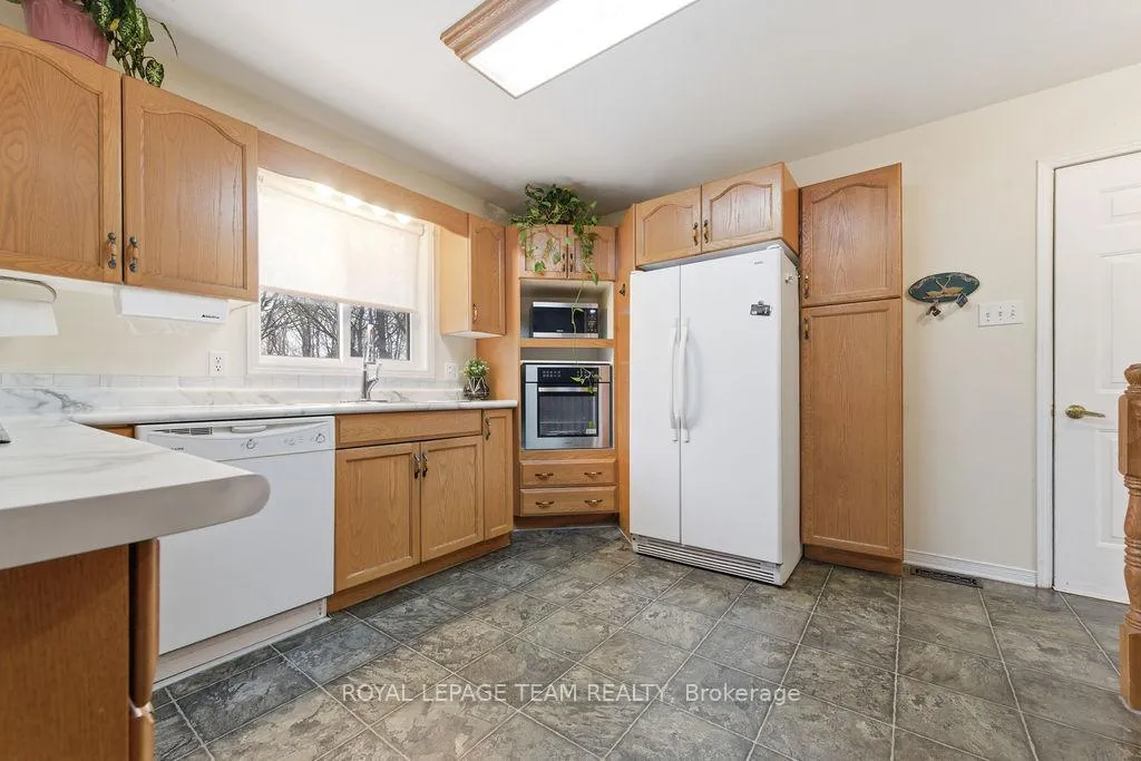 Photo 12 of 40 Pine Avenue, Renfrew — HOMEH