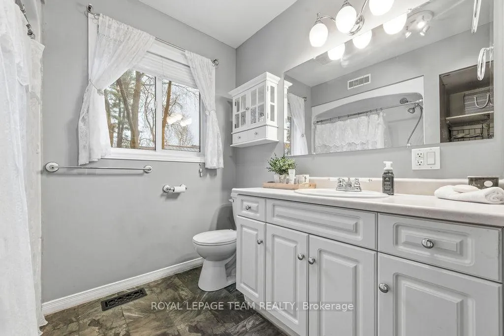 Photo 15 of 40 Pine Avenue, Renfrew — HOMEH