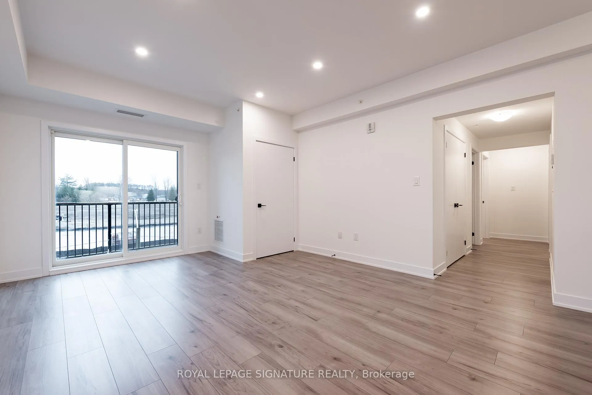 Photo 8 of Unit 306, 8 Culinary Lane, Barrie, Rural Barrie Southeast — HOMEH