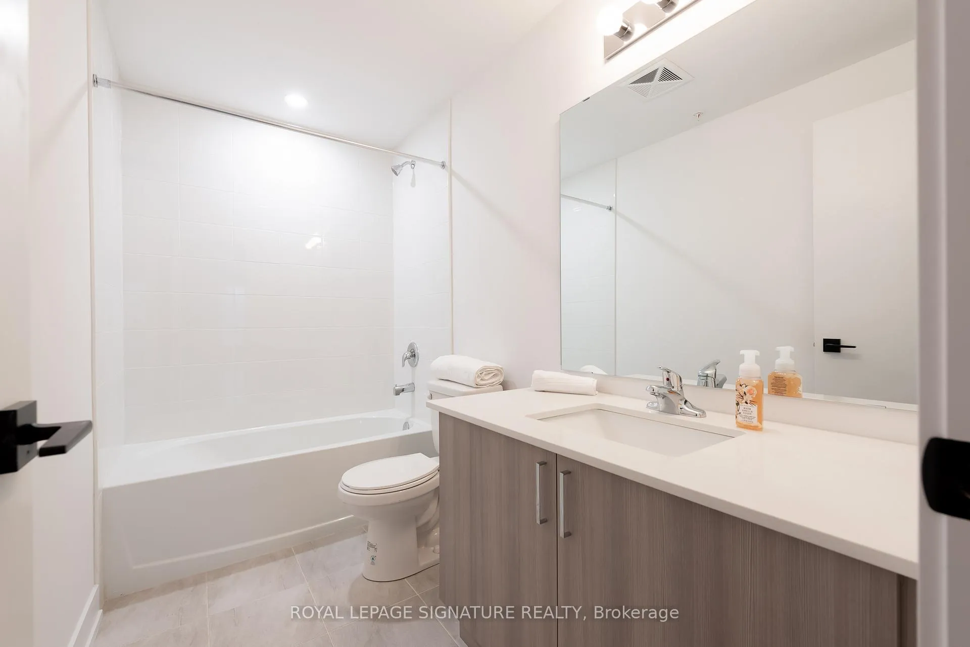 Photo 13 of Unit 306, 8 Culinary Lane, Barrie, Rural Barrie Southeast — HOMEH
