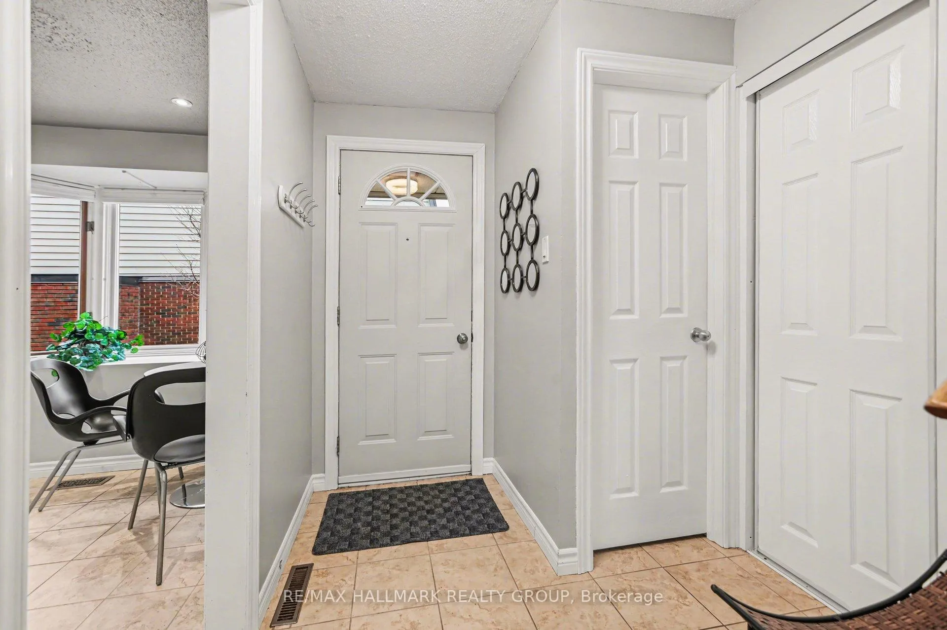 Photo 2 of 907E Elmsmere Road, Ottawa, Beacon Hill South — HOMEH