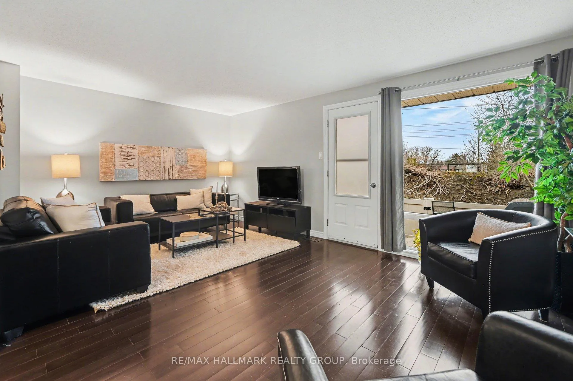 Photo 3 of 907E Elmsmere Road, Ottawa, Beacon Hill South — HOMEH