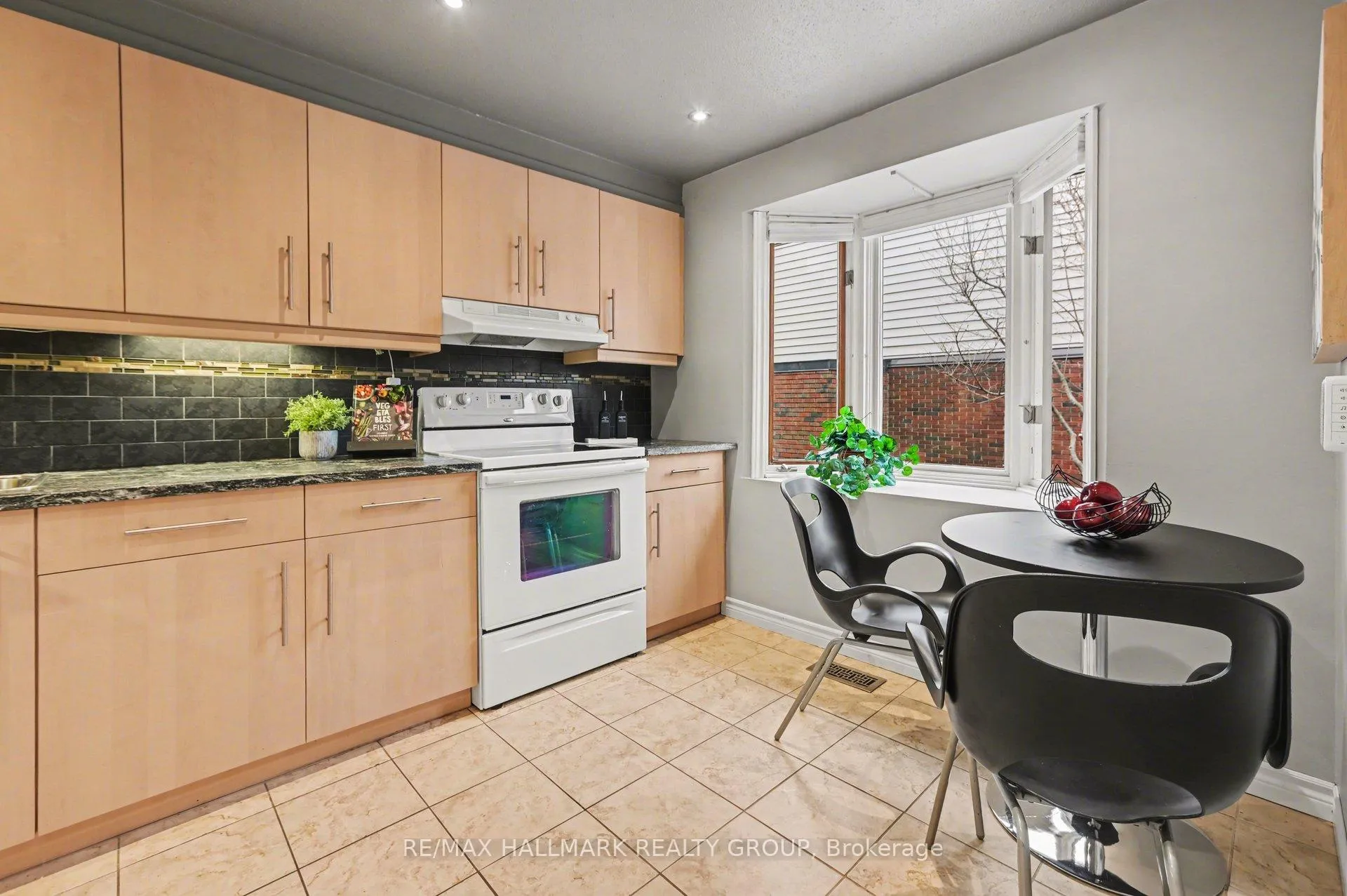 Photo 7 of 907E Elmsmere Road, Ottawa, Beacon Hill South — HOMEH