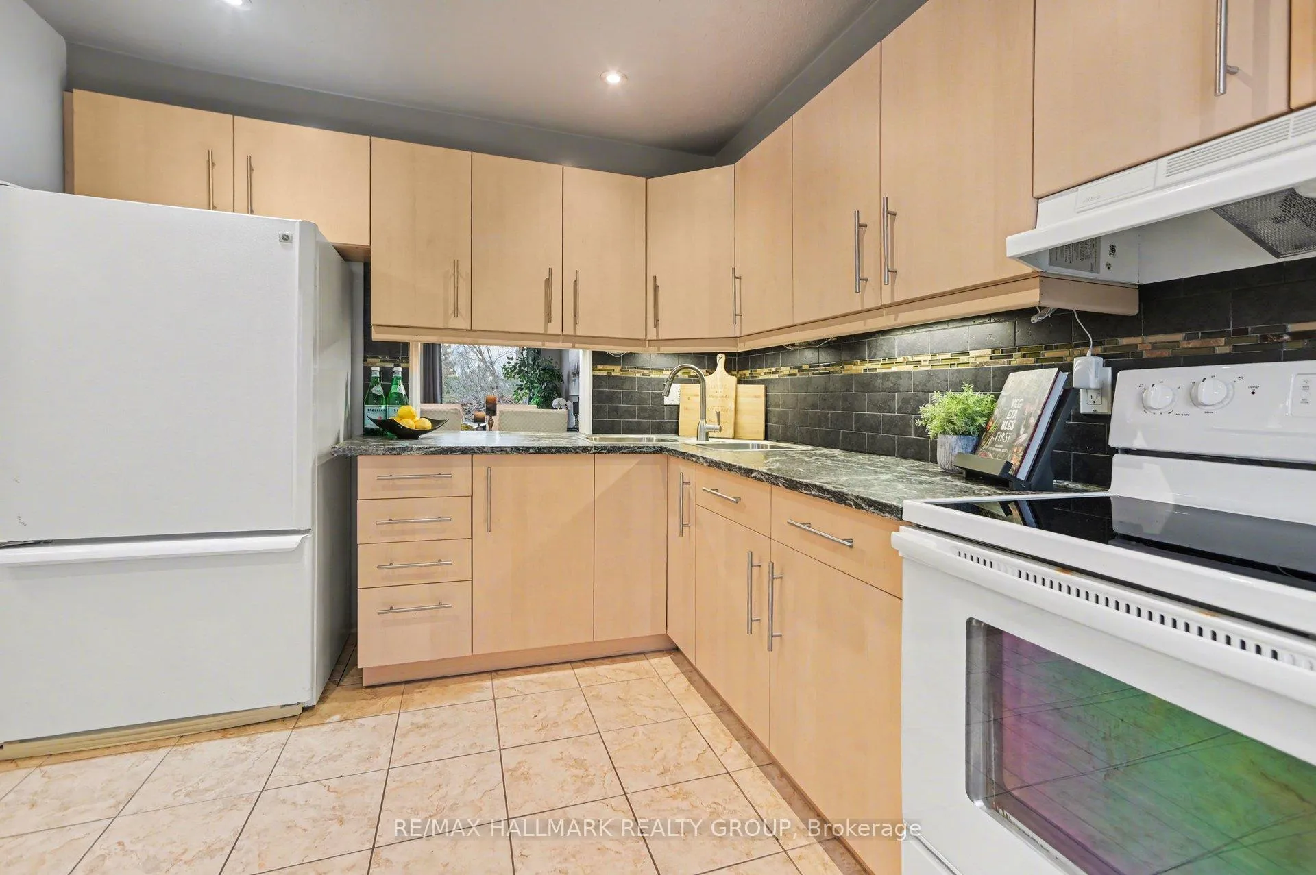 Photo 8 of 907E Elmsmere Road, Ottawa, Beacon Hill South — HOMEH