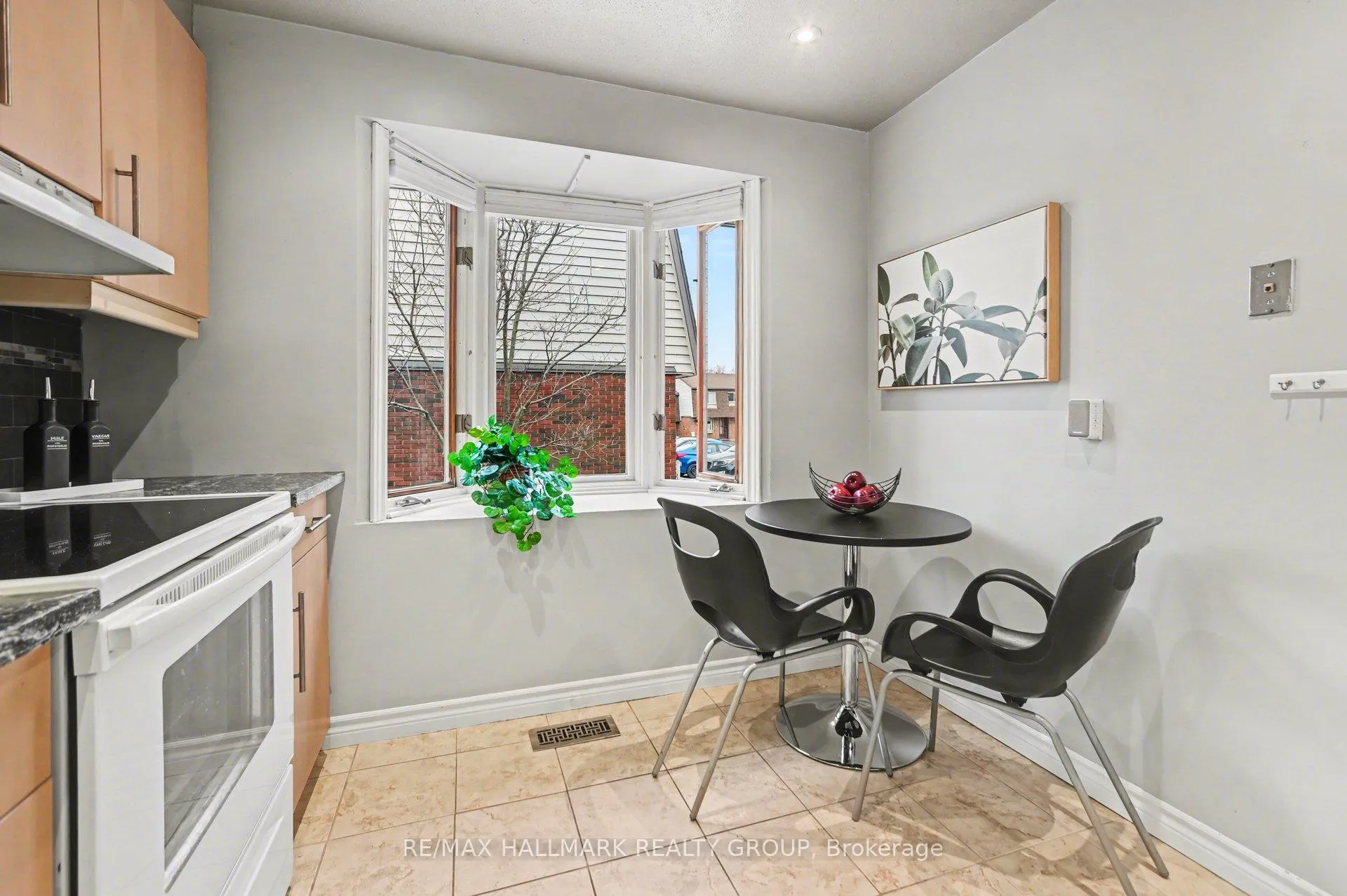Photo 9 of 907E Elmsmere Road, Ottawa, Beacon Hill South — HOMEH