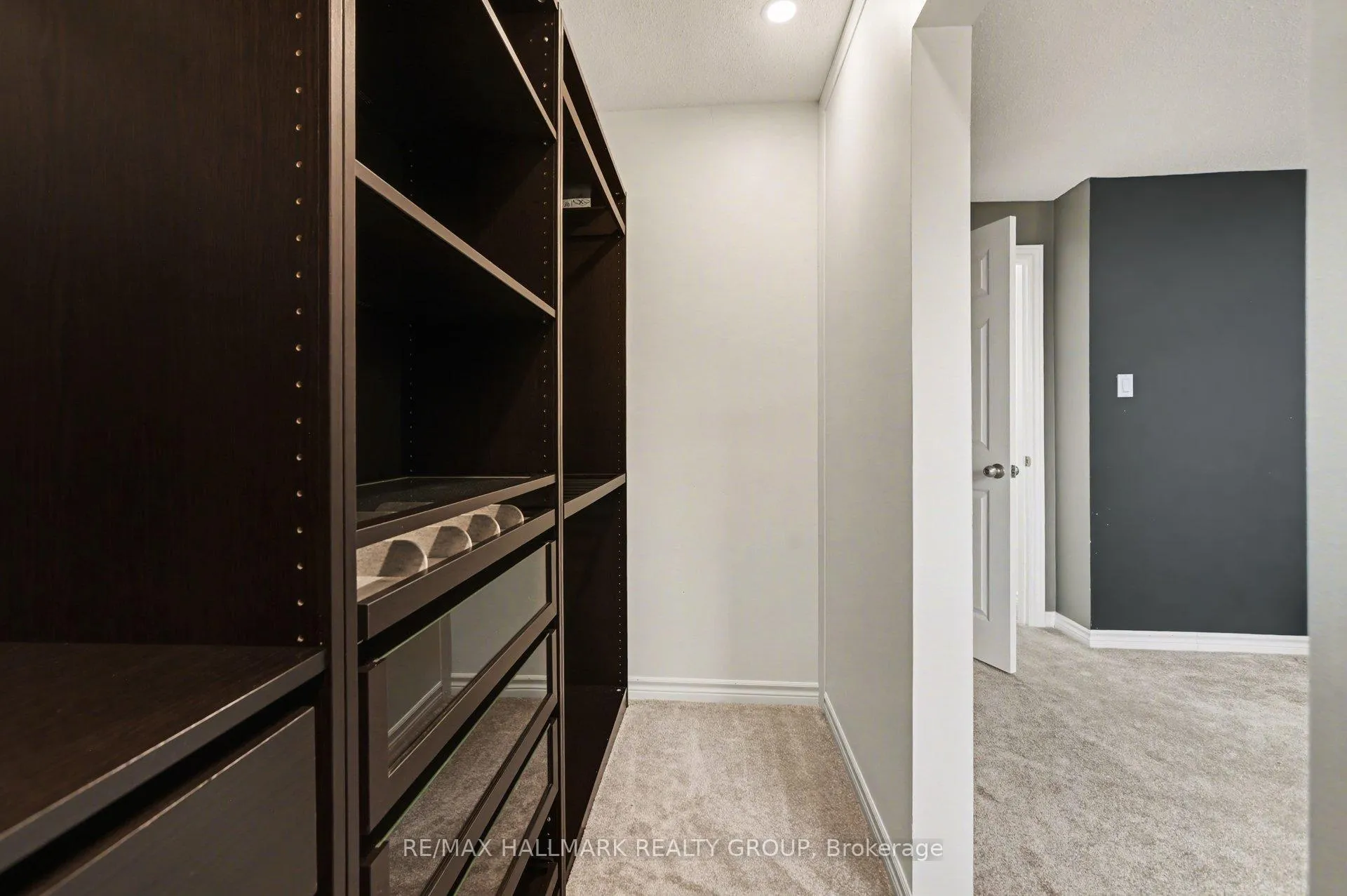 Photo 14 of 907E Elmsmere Road, Ottawa, Beacon Hill South — HOMEH