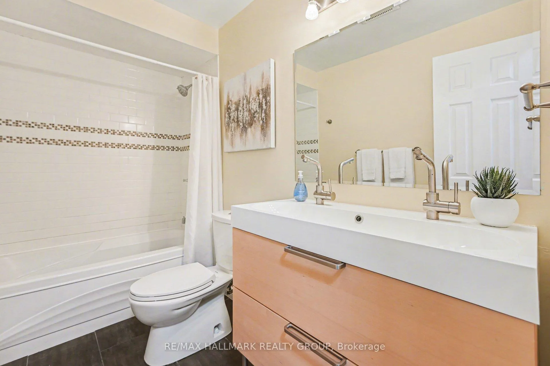 Photo 17 of 907E Elmsmere Road, Ottawa, Beacon Hill South — HOMEH
